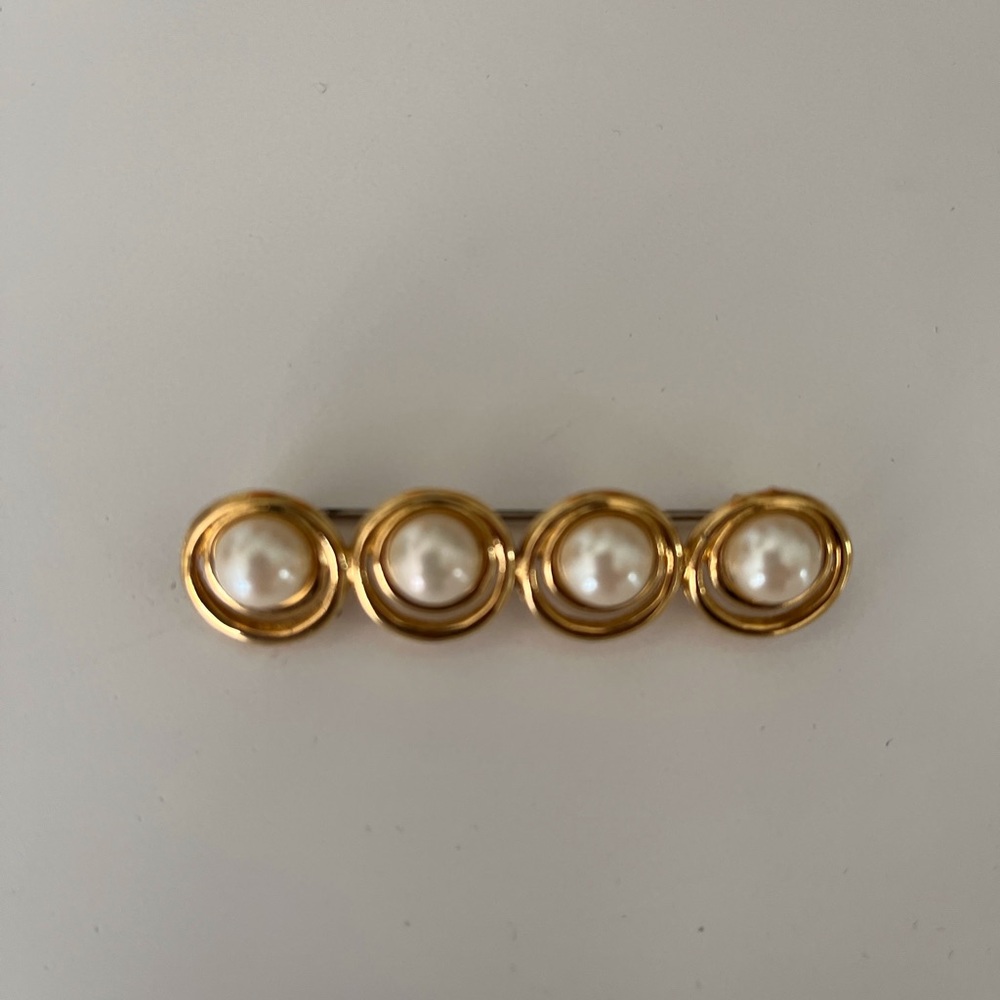 Elegant Gold and Pearl Brooch